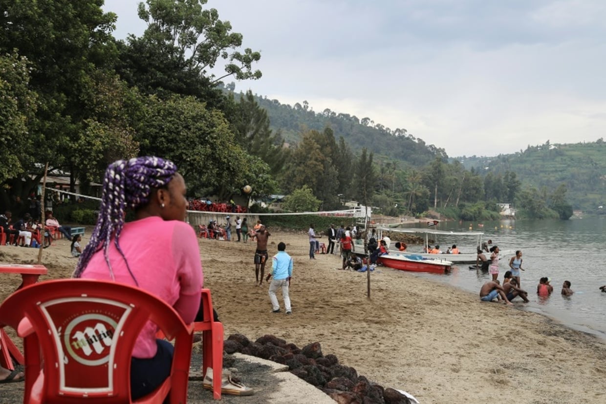 Une Congolaise de Goma se détend sur la plage Tam-Tam dans la ville rwandaise de Gisenyi, au bord du lac, le 25 mars 2018