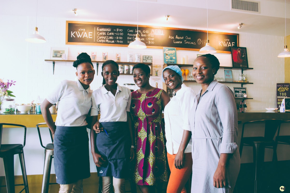 Yvette Nana Ansah et le staff à Café Kwae